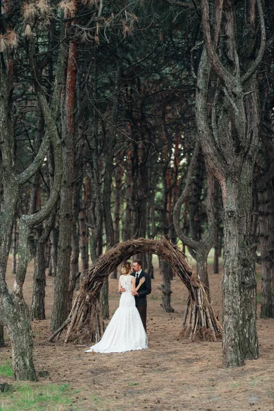 Прогулка Жениха Невесты Осеннему Лесу Октябре — стоковое фото