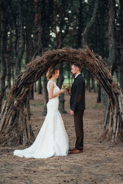 Séta Menyasszony Vőlegény Őszi Erdőben Októberben — Stock Fotó