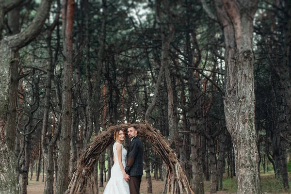 Spaziergang Des Brautpaares Durch Den Herbstwald Oktober — Stockfoto