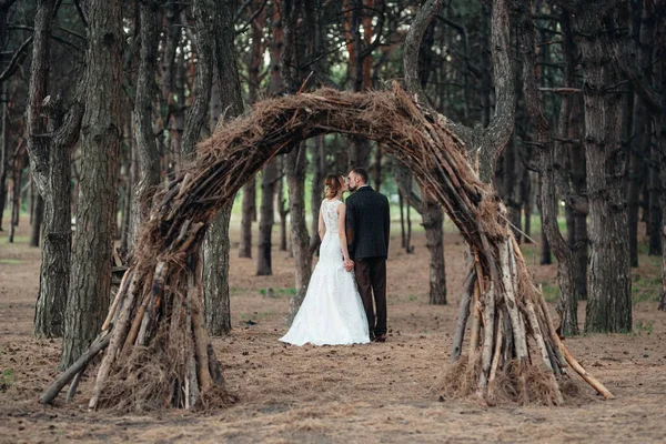 Berjalan Dari Pengantin Wanita Dan Pengantin Pria Melalui Hutan Musim — Stok Foto