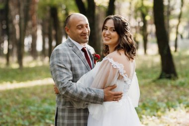 Gelin ve damadın yürüyüşü Ekimde sonbahar ormanında