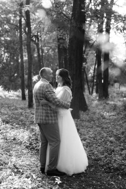 Gelin ve damadın yürüyüşü Ekimde sonbahar ormanında