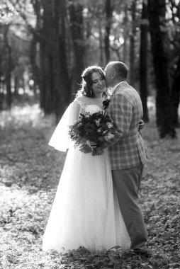 Gelin ve damadın yürüyüşü Ekimde sonbahar ormanında