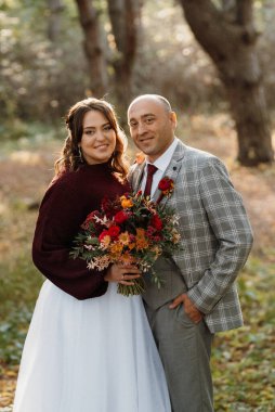 Gelin ve damadın yürüyüşü Ekimde sonbahar ormanında