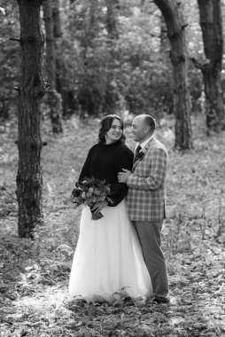 Gelin ve damadın yürüyüşü Ekimde sonbahar ormanında