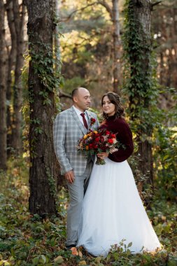 Gelin ve damadın yürüyüşü Ekimde sonbahar ormanında
