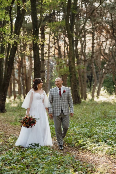 Walk Bride Groom Autumn Forest October — Stock Photo, Image