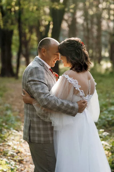 Walk Bride Groom Autumn Forest October — Stock Photo, Image