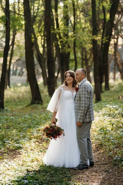 10月新娘和新郎走过秋天的森林 — 图库照片
