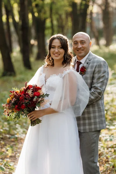 Walk Bride Groom Autumn Forest October — Stock Photo, Image