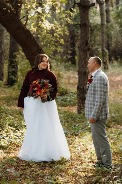 Walk Bride Groom Autumn Forest October — Stock Photo, Image