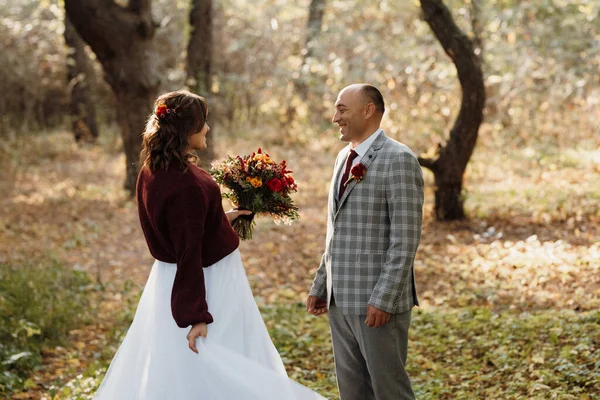 Walk Bride Groom Autumn Forest October — Stock Photo, Image