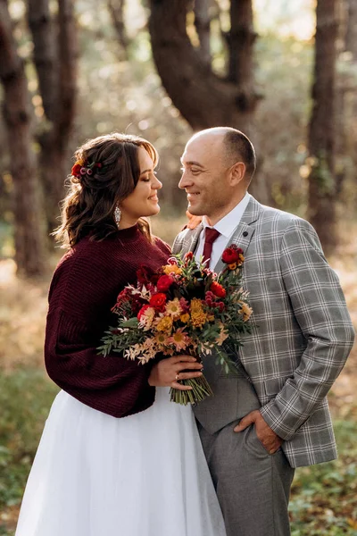 Walk Bride Groom Autumn Forest October — Stock Photo, Image