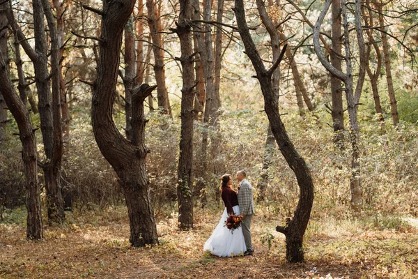 Promenad Bruden Och Brudgummen Genom Höstskogen Oktober — Stockfoto