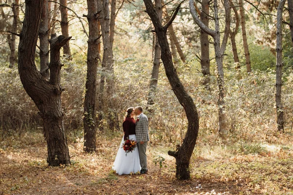 Promenad Bruden Och Brudgummen Genom Höstskogen Oktober — Stockfoto