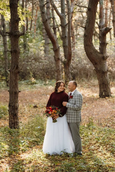 Walk Bride Groom Autumn Forest October — Stock Photo, Image