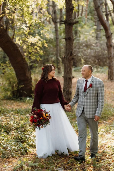 Walk Bride Groom Autumn Forest October — Stock Photo, Image