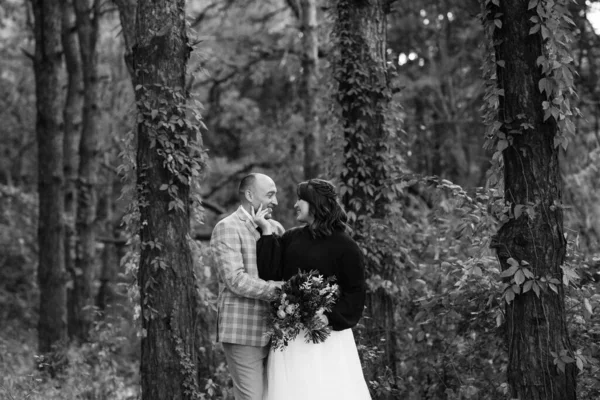 Promenad Bruden Och Brudgummen Genom Höstskogen Oktober — Stockfoto