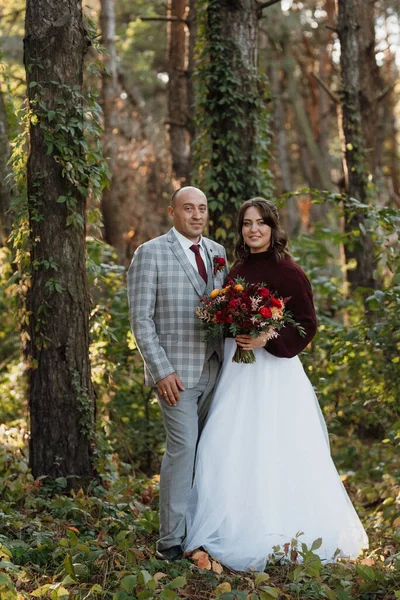 Walk Bride Groom Autumn Forest October — Stock Photo, Image