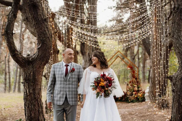 Walk Bride Groom Autumn Forest October — Stock Photo, Image