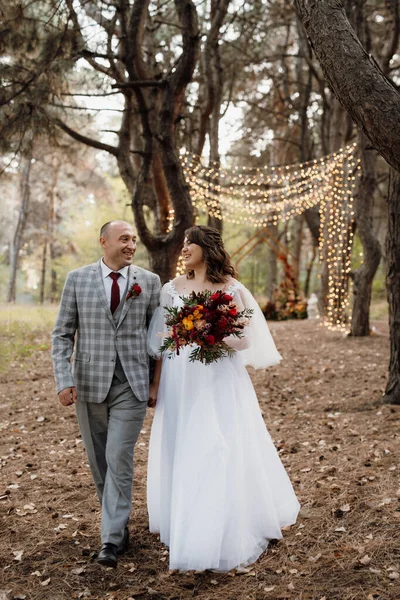 Walk Bride Groom Autumn Forest October — Stock Photo, Image