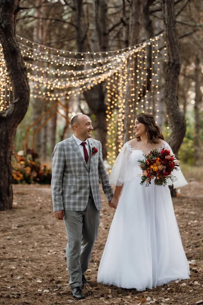 Walk Bride Groom Autumn Forest October — Stock Photo, Image