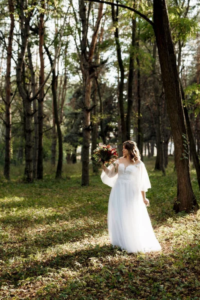 Fille Dans Une Robe Mariée Dans Forêt Automne Sur Fond — Photo