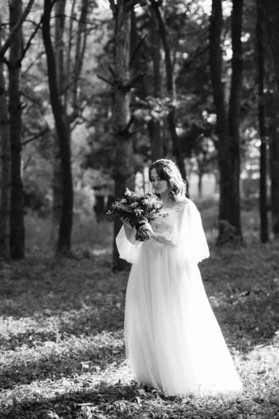 Fille Dans Une Robe Mariée Dans Forêt Automne Sur Fond — Photo