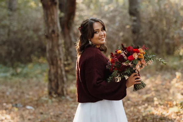 Lány Egy Esküvői Ruha Őszi Erdőben Háttér Vad Fák — Stock Fotó