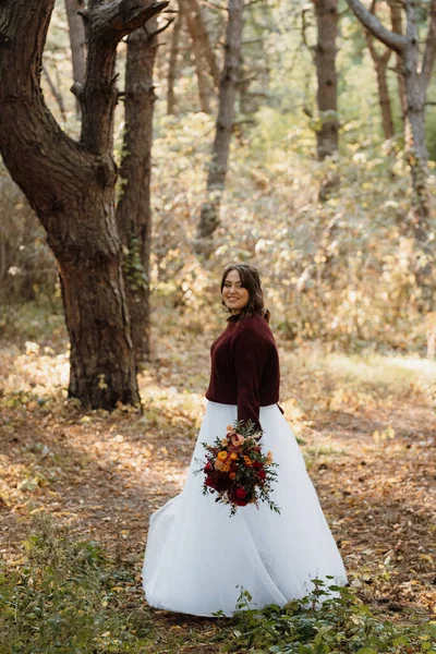 秋天森林里穿着婚纱的女孩在野树的衬托下 — 图库照片