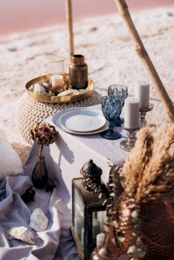 Güzel bir gölün kıyısındaki Fas dekoru, mumlar ve bungalovlar