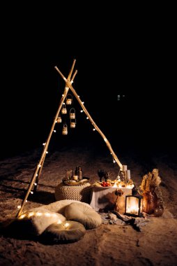 Güzel bir gölün kıyısındaki Fas dekoru, mumlar ve bungalovlar