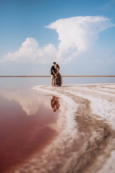 Κορίτσι Και Ένας Τύπος Στην Όχθη Μιας Ροζ Αλμυρής Λίμνης — Φωτογραφία Αρχείου