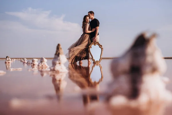 Девушка Парень Берегу Розового Соленого Озера Закате — стоковое фото