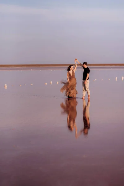 Mädchen Und Ein Mann Ufer Eines Rosa Salzsees Bei Sonnenuntergang — Stockfoto