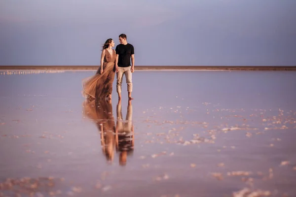 Mädchen Und Ein Mann Ufer Eines Rosa Salzsees Bei Sonnenuntergang — Stockfoto