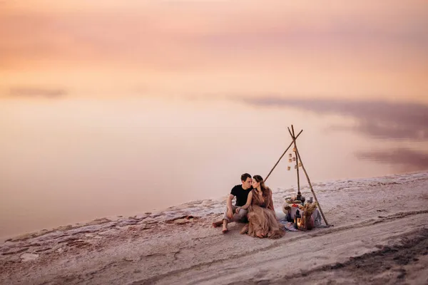 Junges Paar Beim Picknick Strand Eines Rosafarbenen Sees — Stockfoto
