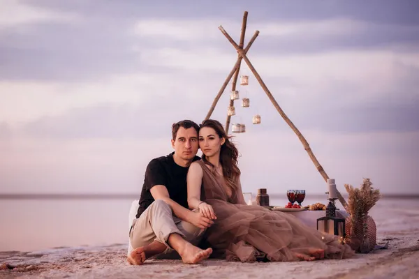 Jong Paar Met Een Picknick Het Strand Van Een Roze — Stockfoto