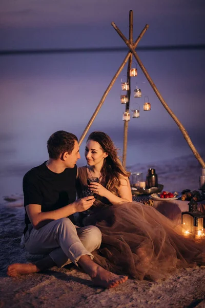 Jong Paar Met Een Picknick Het Strand Van Een Roze — Stockfoto