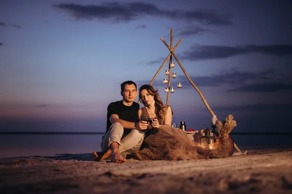 Jong Paar Met Een Picknick Het Strand Van Een Roze — Stockfoto