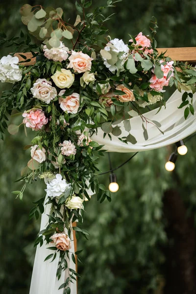 Hochzeitszeremonie Mit Getrockneten Blumen Auf Einer Wiese Einem Kiefernbraunen Wald — Stockfoto