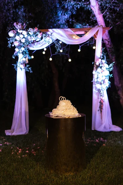 新婚夫妇婚礼上的结婚蛋糕 — 图库照片