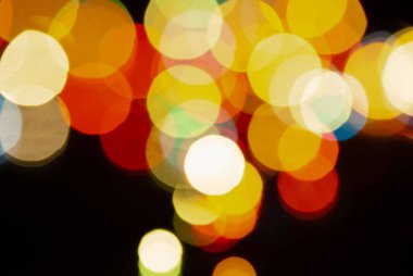 Renkli bulanık Bokeh Noel çelenkleri koyu arkaplanda
