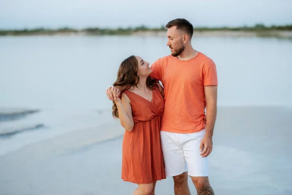 Jovem Casal Roupas Laranja Com Cão Uma Praia Areia Vazia — Fotografia de Stock