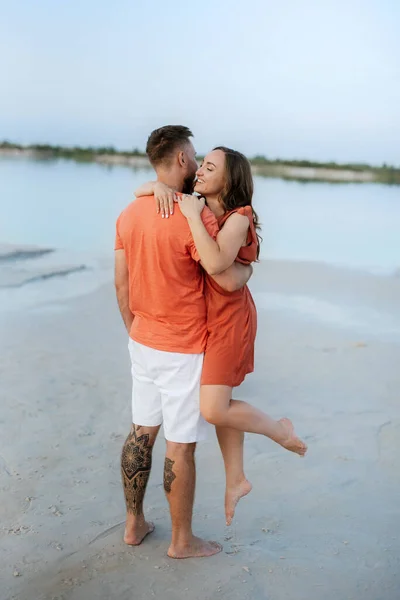 Jeune Couple Vêtements Orange Avec Chien Sur Une Plage Sable — Photo