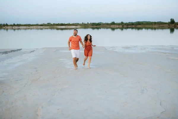 Jeune Couple Vêtements Orange Avec Chien Sur Une Plage Sable — Photo