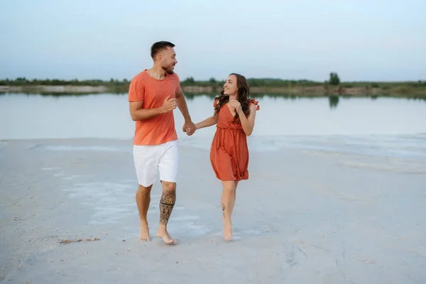 Jeune Couple Vêtements Orange Avec Chien Sur Une Plage Sable — Photo