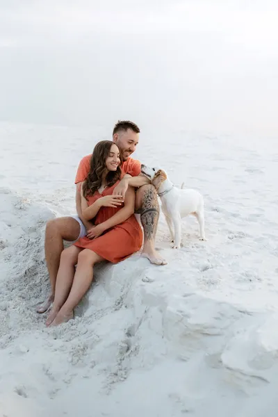 Jong Paar Oranje Kleren Met Hond Woestijn Wit Zand — Stockfoto