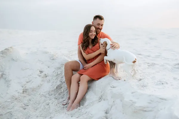 Jeune Couple Vêtements Orange Avec Chien Dans Désert Sable Blanc — Photo