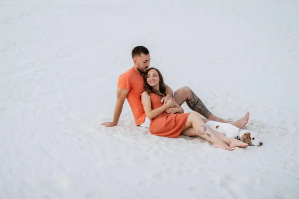 Jeune Couple Vêtements Orange Avec Chien Dans Désert Sable Blanc — Photo
